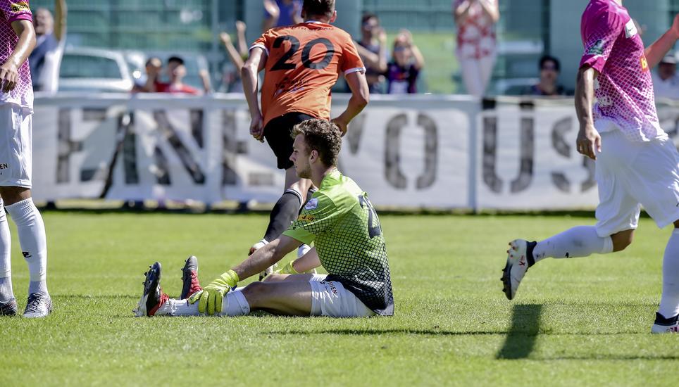 Der FCS-Goalie Calvin Heim ist am Boden zerstört, während der Linther Torschütze jubelnd abdreht. Dem FCS war in Näfels das Glück nicht hold. Bild: Roger Albrecht