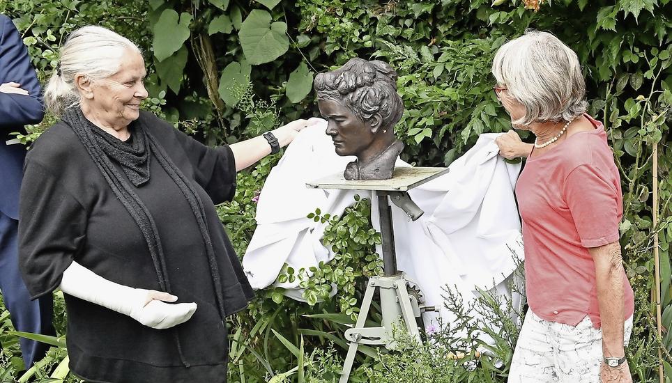 Die Künstlerin Maria Magel (links) und Franziska Keller, eine Nachfahrin von Mia Hesse-Bernoulli, enthüllen deren Büste, die fortan im Garten ihren Platz hat. Bild: Eric Bührer
