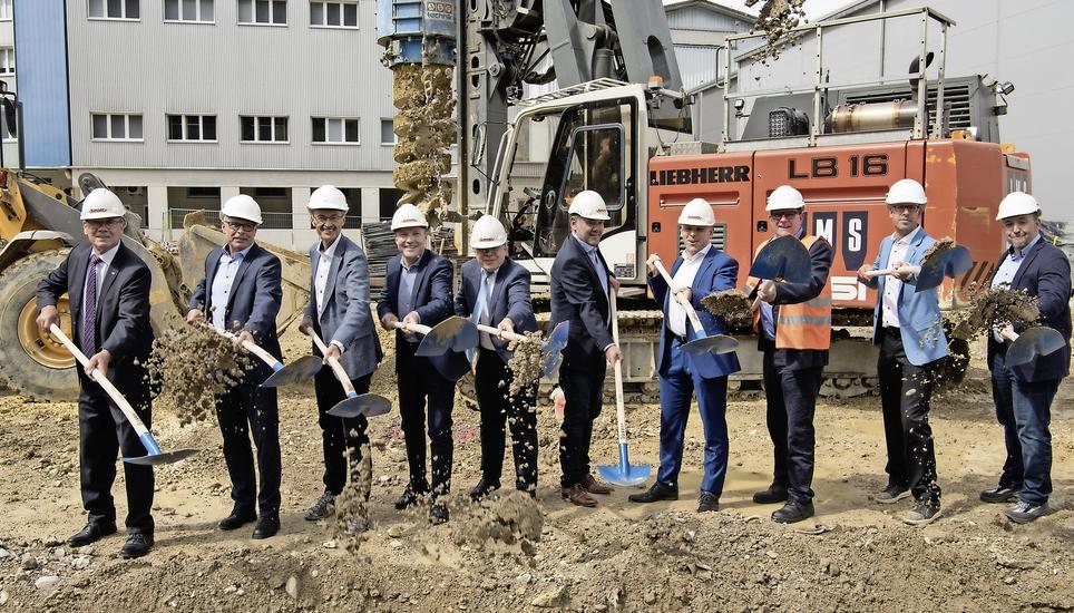 Verwaltungsratspräsident Rinaldo Riguzzi (1. v. links), Firmenchef Claus Martini (4. v. links), Gemeindepräsident Stephan Rawyler (5. v. links) und sieben weitere Personen schwangen gestern auf dem IVF-Hartmann-Areal die Spaten. Bild: Jeannette Vogel