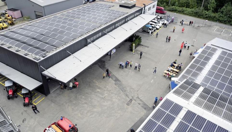 Solarpanels, so weit das Auge reicht: Der neue Neuhauser Werkhof ist energieautark. Bild: Evelyn Kutschera