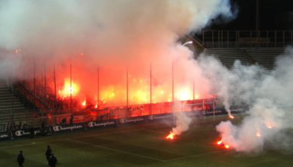 Die mitgeführten Pyros sind sowohl in Deutschland als auch in der Schweiz verboten. Symbolbild: Wikimedia