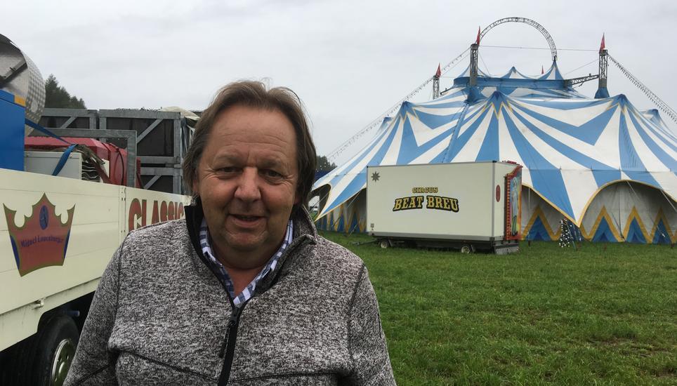 Einer, der nicht so schnell aufgibt: Beat Breu musste zwar vor zwei Jahren zusammenpacken (siehe Bild). Doch nun ist er zurück mit einem neuen Zirkus. Bild: SN-Archiv