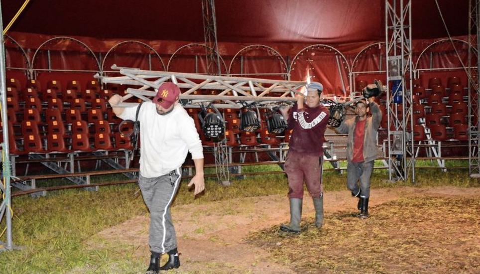 Miguel Lauenburger (vorne) und seine Mitarbeitenden brechen aktuell das Zirkuszelt im Herblinger Tal ab. Bild: Dario Muffler