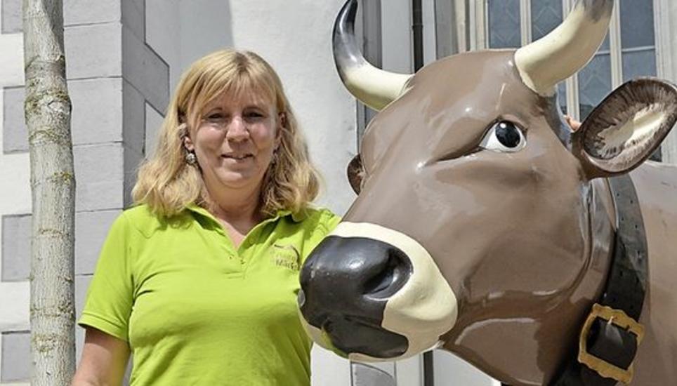 Cornelia Ritter neben der Puure-Märkt-Kuh, obwohl sie Pferde lieber habe. Bild: Jasmin Stihl