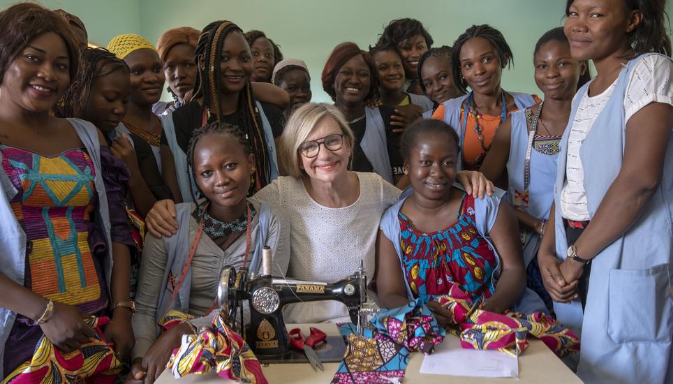 Viele jungen Frauen erhalten durch die Modeschule neue Perspektiven.