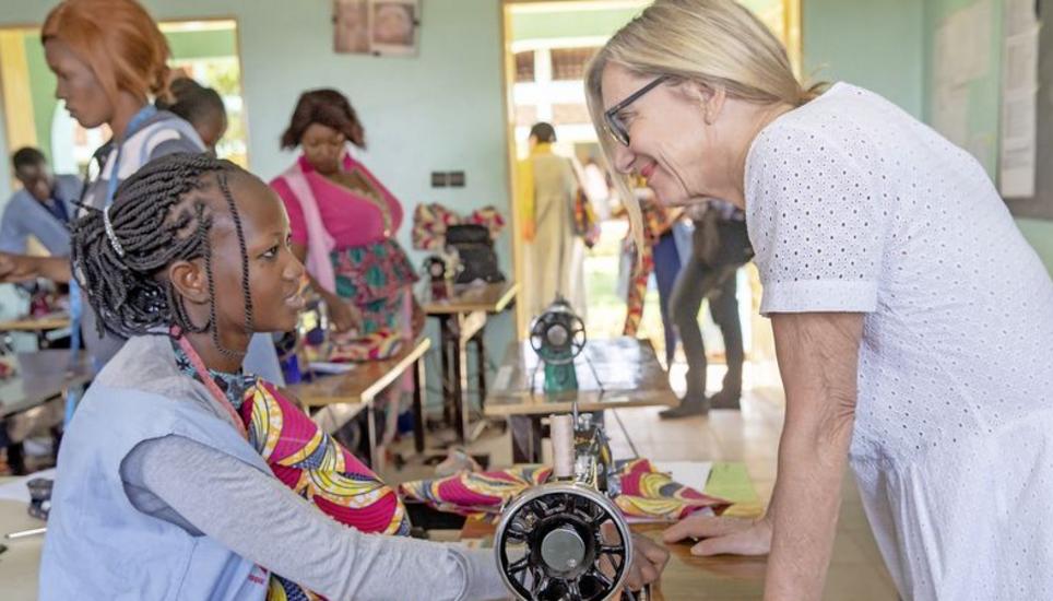 Bea Petri in der Nas-Mode-Schule in Ouagadougou. Die Schule ist auch dank Schaffhauser Geldern massiv ausgebaut worden. Bilder: Reto Albertalli