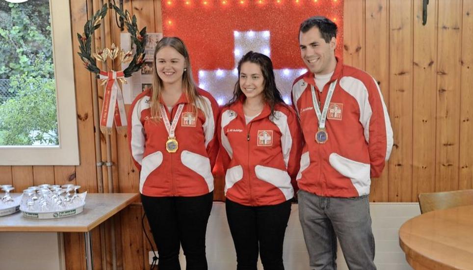 WM-Empfang bei den Armbrustschützen Helvetia in Neuhausen: Die Goldmedaillengewinnerin Sarah Hügli aus Beringen, Schützin Viviane Vich und der Bronzemedaillengewinner Dino Vich aus Thayngen (v.l.n.r.). Bild: Tim Nadler