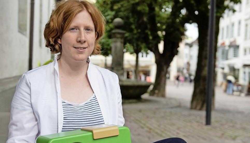 Denise Rankwiler mit ihrem Radio für Demenzkranke. Bild: Selwyn Hoffmann