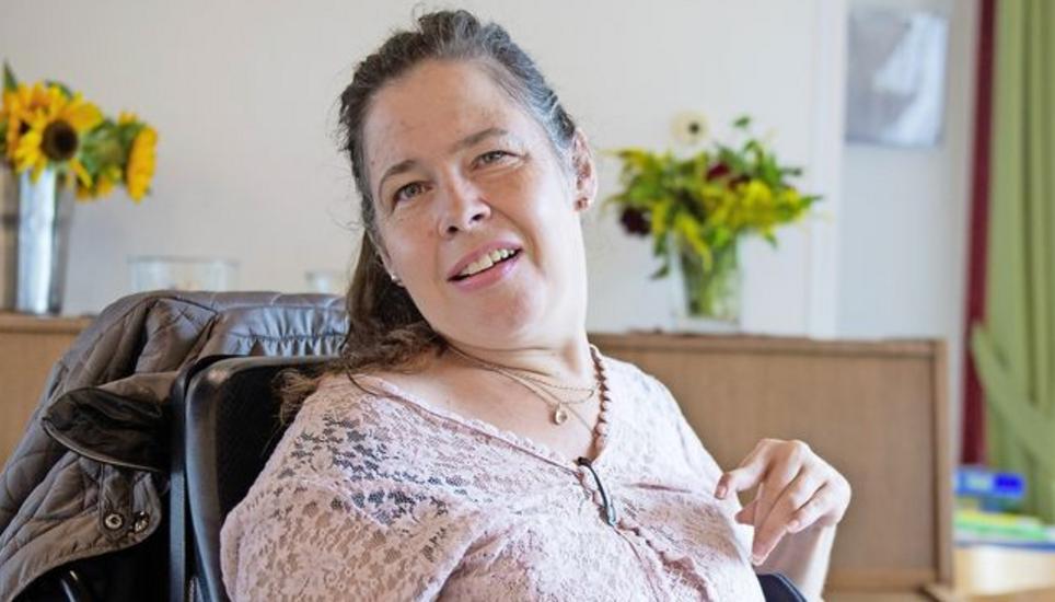 Nicole Widmer ganz in Rosa gekleidet: Die Farbe erinnert an eine Blume. «Auch ein Mensch muss wie eine Blume genährt werden, um zu wachsen», sagt die 43-Jährige. Bild: Selwyn Hoffmann