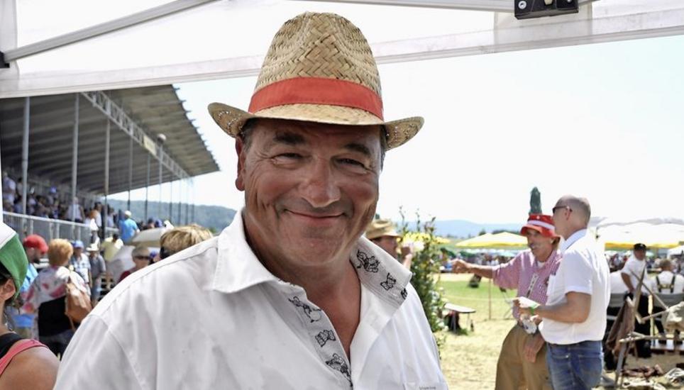 Der zweimalige Schwingerkönig Ernst Schläpfer war ein gut gelaunter und aufmerksamer Beobachter des Nordostschweizer Schwingfests in Hallau. Bild: Daniel F. Koch