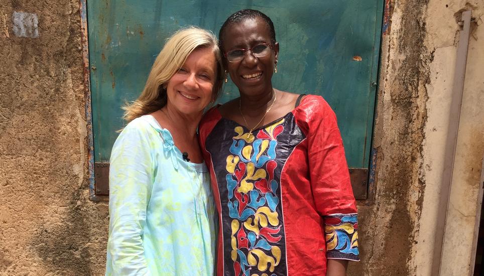 Bea Petri zusammen mit der Schulleiterin Schulleiterin Safi Ouattara Diallo.