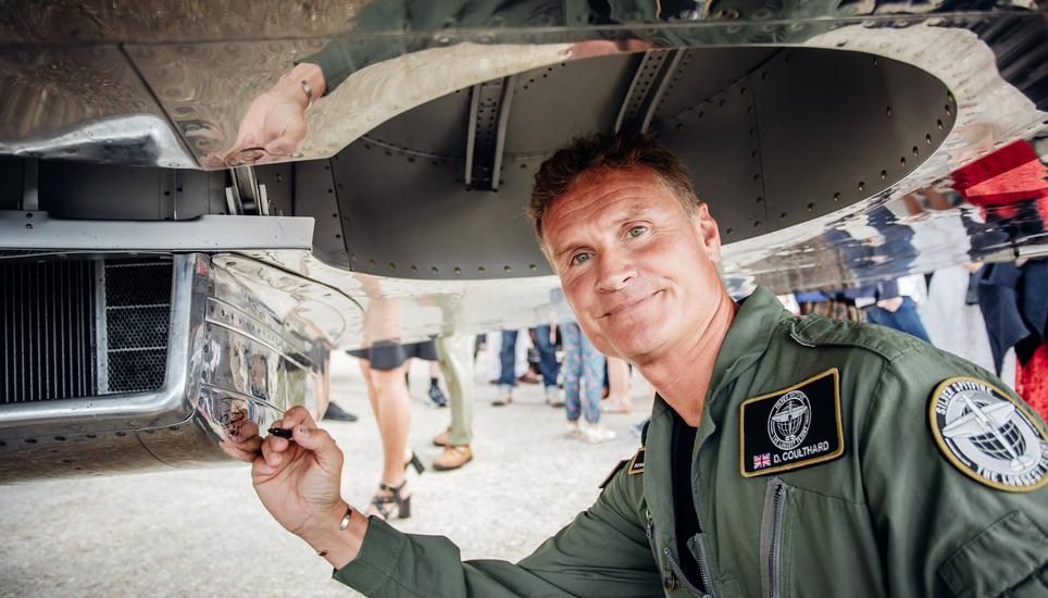 Auch der Formel-1-Fahrer David Coulthardt war beim Abflug dabei und verewigte sich auf der Maschine. Bild: zvg