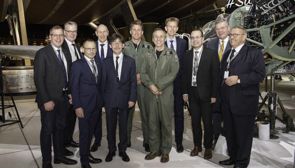 Eine Schaffhauser Delegation und die IWC-Piloten in Genf. Bild: Jeannette Vogel