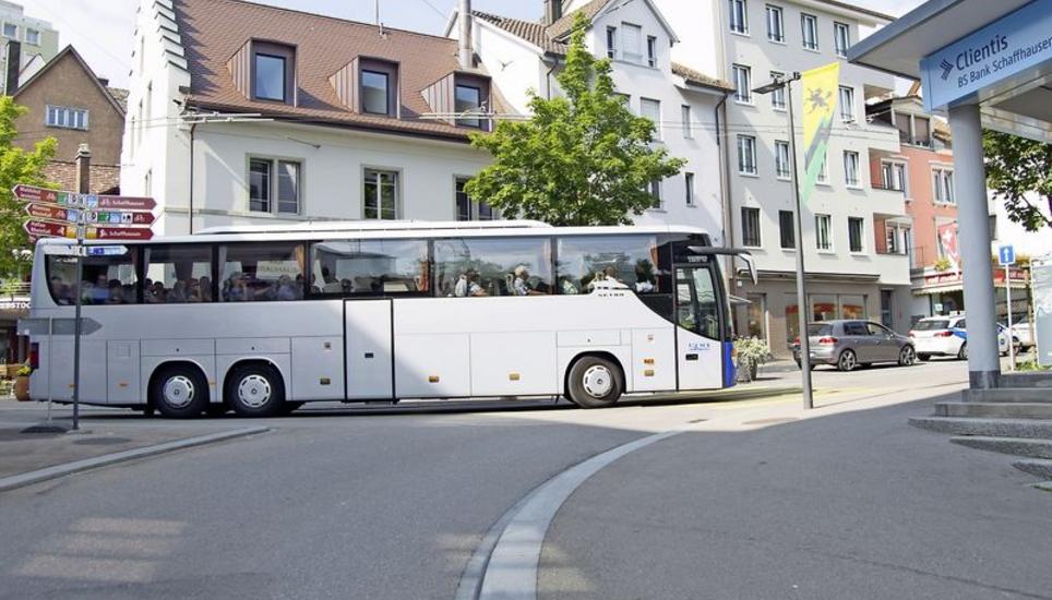 Umherirrende Reisecars in Neuhausen stellen laut Einwohnerrat Robert Eichmann (SVP) ein Problem dar. Bild: Flavia Grossenbacher