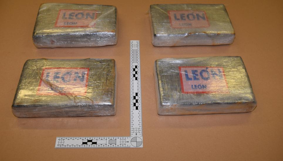 Die mutmasslichen Dealer versteckten das Koks im Bereich der Stossstange. Bild: EZV