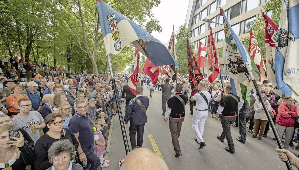 Traditionelle Eröffnung mit dem Fahnenumzug durch den Festort Zug. Bild: Key