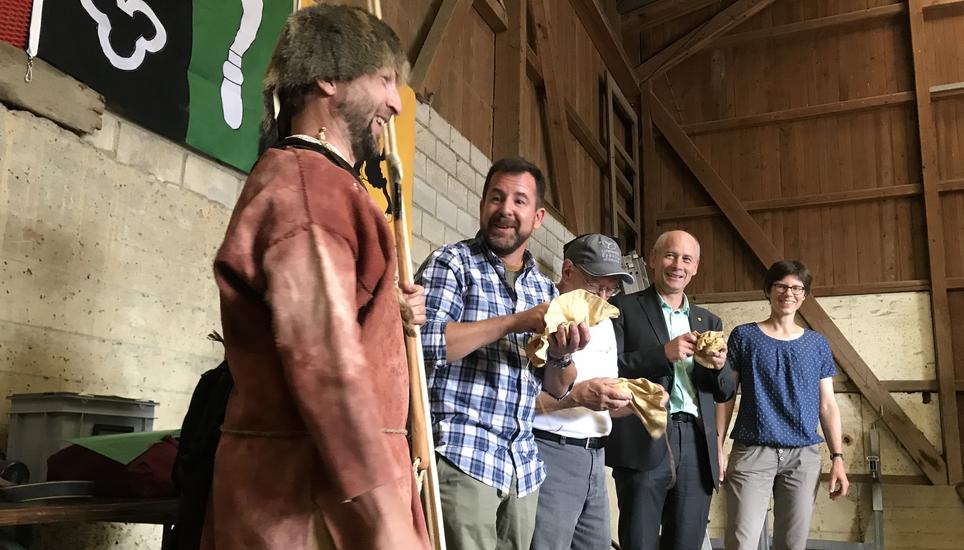 Ausgelassene Stimmung an der Eröffnung des Steinzeitpfades in Thayngen. Bild: RM
