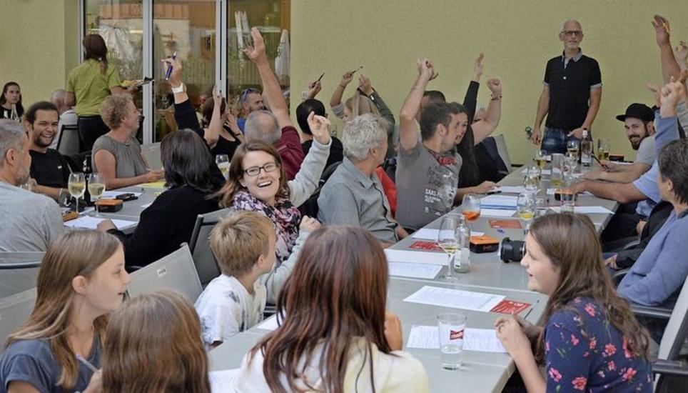 Das Motto «Weisch no?» machte in der letzten Runde der Abstimmung mit 19 zu 11 Stimmen das Rennen und wurde somit zum Thema des nächsten Hilari auserkoren. Bild: Tim Nadler
