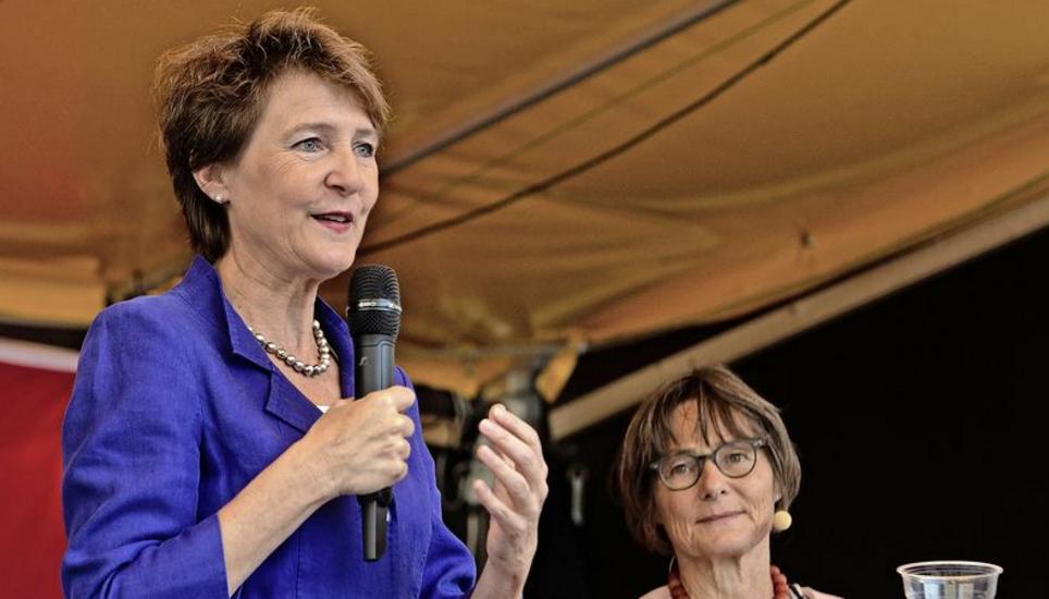 Simonetta Sommaruga (l.) antwortet auf Fragen von Martina Munz. Bild: Selwyn Hoffmann