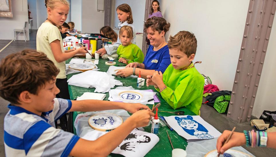 Für den Siebdruck-Workshop hatten die Kinder eigene Vorlagen mitgebracht. Bild: Selwyn Hoffmann