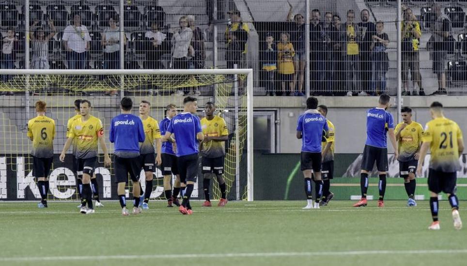 Schwerer Gang: Die FCS-Spieler entschuldigen sich bei den Fans für einen schwachen Auftritt. Bild: Lisa Albrecht
