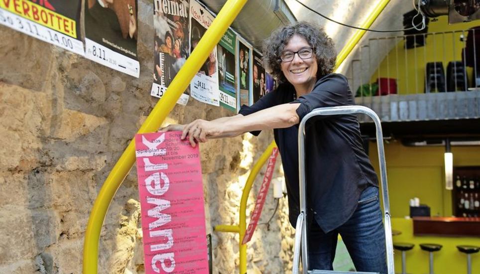 Katharina Furrer bei Vorbereitungen für eine Präsentation im Haberhaus-Keller. Bild: Selwyn Hoffmann