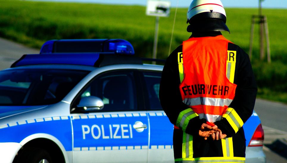 Neben dem Rettungsdienst waren auch die Feuerwehr und eine Fachfirma zur Reinigung der Strasse im Einsatz. Symbolbild: Pixabay