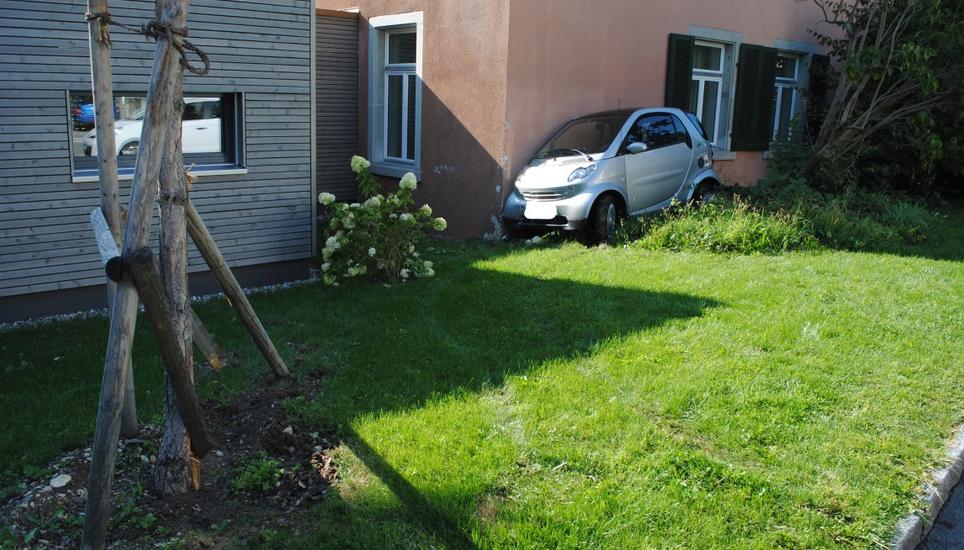 Der Wagen der 75-Jährigen musste durch einen privaten Abschleppdienst geborgen werden. Bild: SHPol