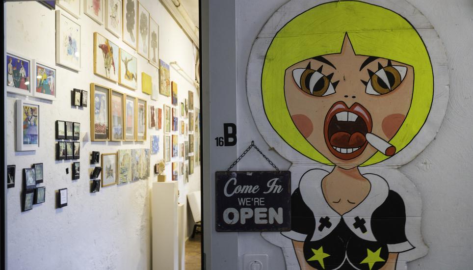 Diese Pappfigur von Roman Maeder schmückt die Galerie 16B in Zürich.