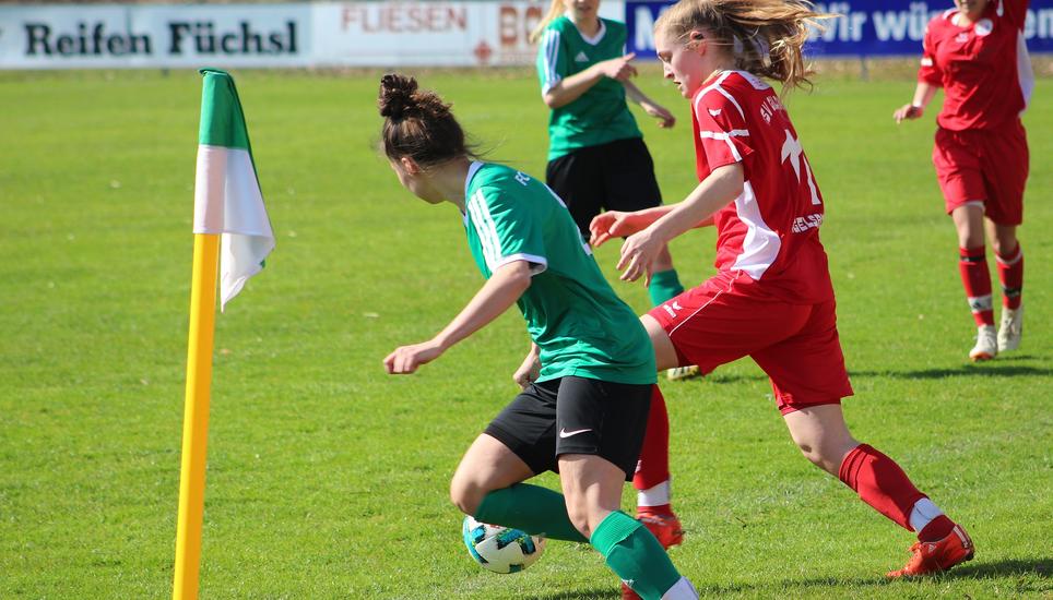 Immer mehr Frauen wollen Fussball spielen - aber bei der Förderung stossen Trainer immer wieder an die Grenzen. Symbolbild: Pixabay