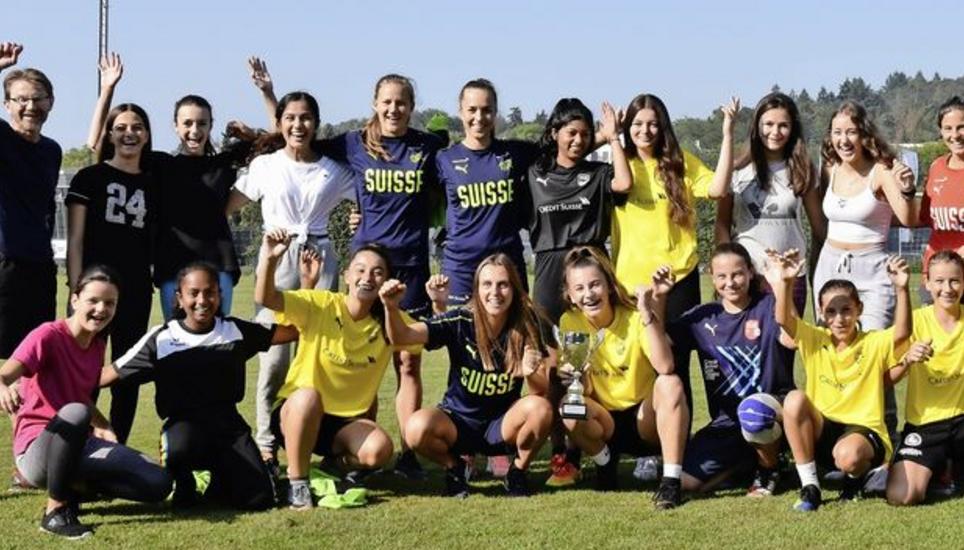 Die drei Schweizer Nationalspielerinnen stellten sich mit den Gräfler-Schülerinnen zum Gruppenbild auf; jene in den gelben Dresses gewannen im Juni den CS-Cup der 7. Klasse. Bilder: Hans Christoph Steinemann