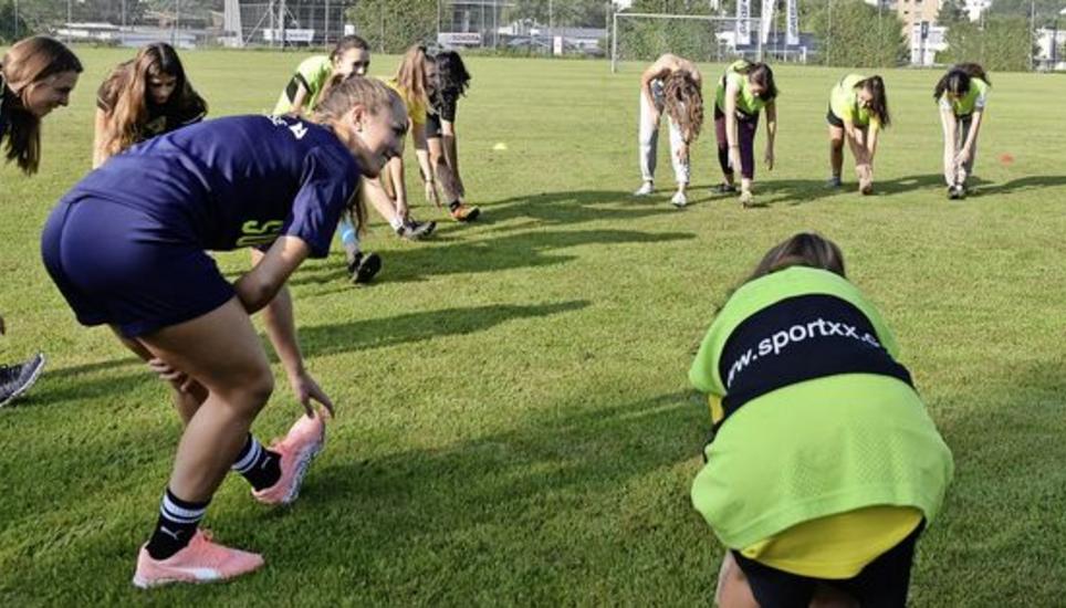 Lia Wälti (vorne links) macht es mit Noelle Maritz (ganz links) vor, wie man sich vor einem Training gut dehnt und aufwärmt.