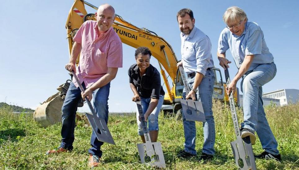 Dynamischer Spatenstich mit (v. l.) Urs und Rosina Leu, Gemeindepräsident Philippe Brühlmann und Architekt Alexander Klingenberg. Bild: Selwyn Hoffmann