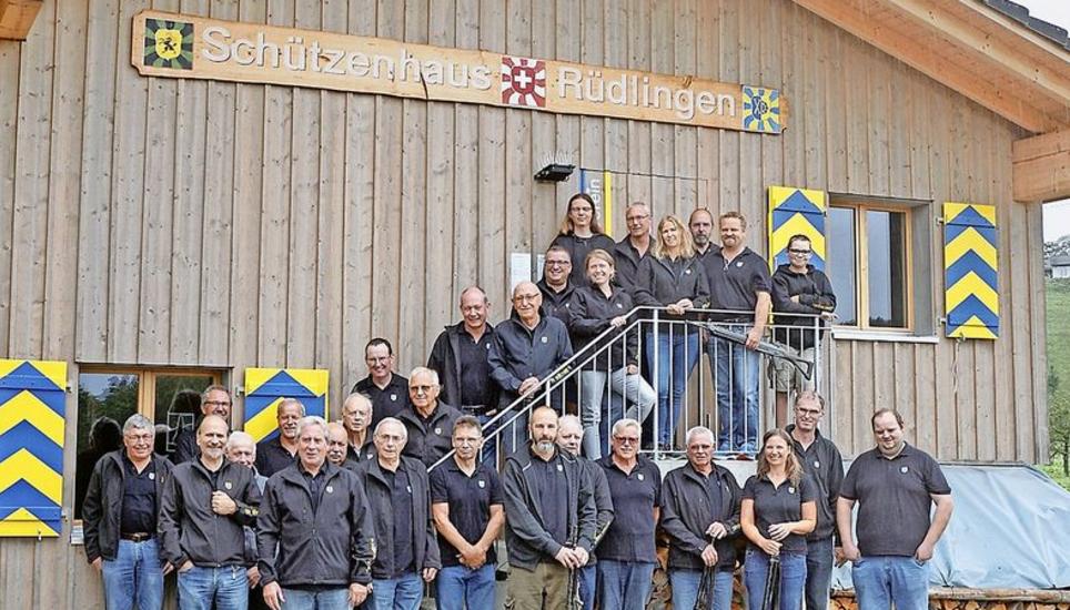 Der Schiessverein Rüdlingen mit einem Teil seiner aktuellen Mitglieder. Bild: Karin Lüthi