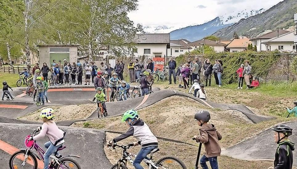 Eine Pumptrack-Anlage soll auch im Rafzerfeld entstehen, in Rafz, direkt beim Schulhaus Schalmenacker. Bild: zvg/Velosolutions