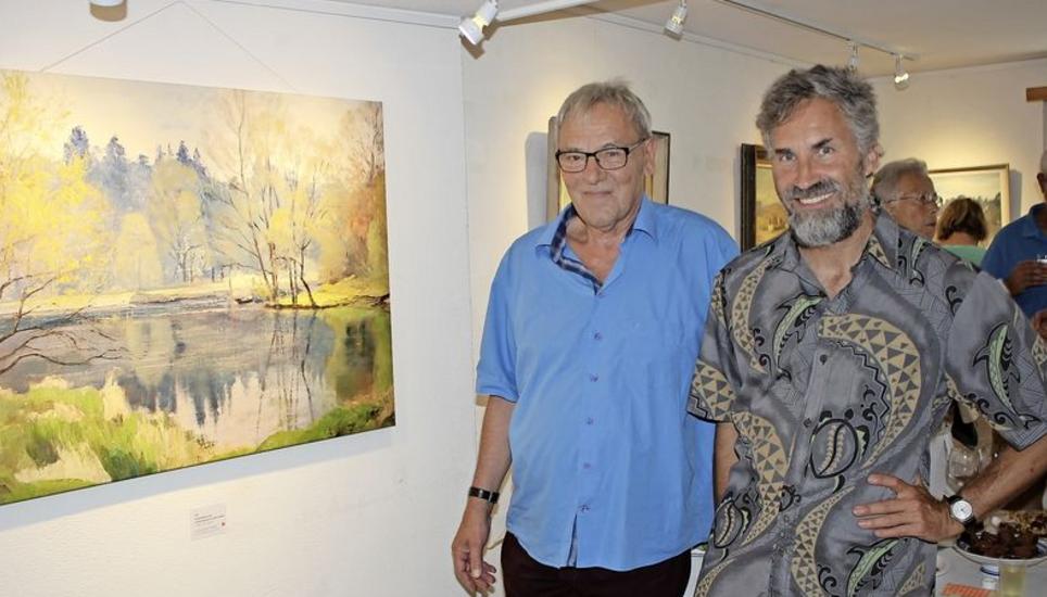 Falken-Galerist Markus Mäder (links) hat zusammen mit Martin Harzenmoser die Ausstellung über den bereits verstorbenen Neuhauser Künstler François Holl organisiert. Bild: Sonja Werni