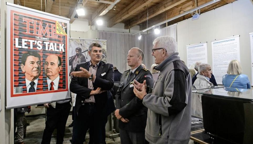 Versuchen sich in die Zeit des Kalten Krieges zurückzuversetzen: Regierungsrat Christian Amsler (v.l.), Divisionär Willy Brülisauer und Ausstellungskurator Ernst Willi. Bild: Selwyn Hoffmann
