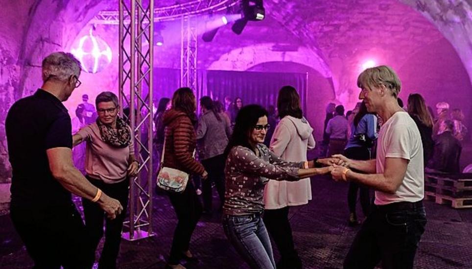 Die Kälte im Munotuntergrund hielt die Besucher nicht vom Tanzen ab. Bilder: Selwyn Hoffmann