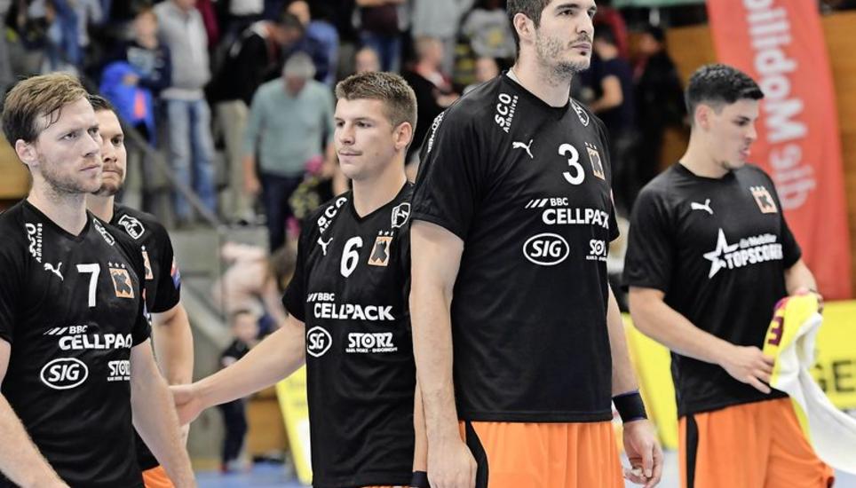 Hängende Köpfe nach der knappen Niederlage beim HSC Suhr Aarau: (v. l.) Gabor Csaszar, Nik Tominec, Captain Dimitrij Küttel, Angel Montoro und Luka Maros. Bild: Alexander Wagner