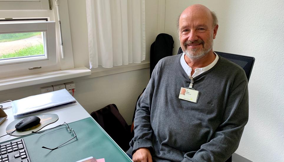 Ingo Bäcker, der Leiter des Trauercafés, ist auch Seelsorger am Kantonsspital Schaffhausen. Bild: Radio Munot