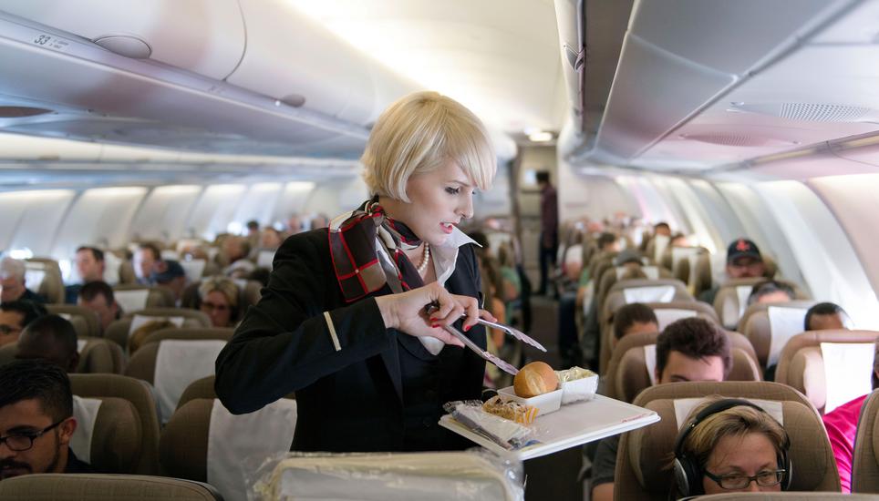 «Poulet oder Pasta?»: Nicht alle Mahlzeiten an Bord finden einen Abnehmer - und müssen entsorgt werden. Bild: Key