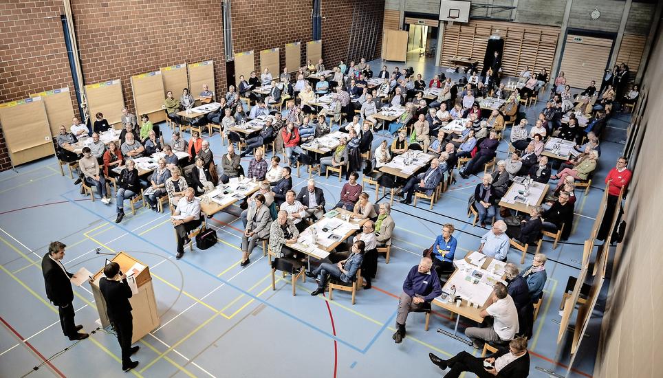 Viele der 160 Breitianer kamen in die Turnhalle, um die bestehende Breite zu verteidigen. Bild: Evelyn Kutschera