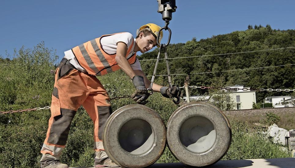 Nico Meier von Eckert Baulogistik hilft beim Hantieren mit den 500 Kilogramm schweren Gewichten. Bild: Jeannette Vogel