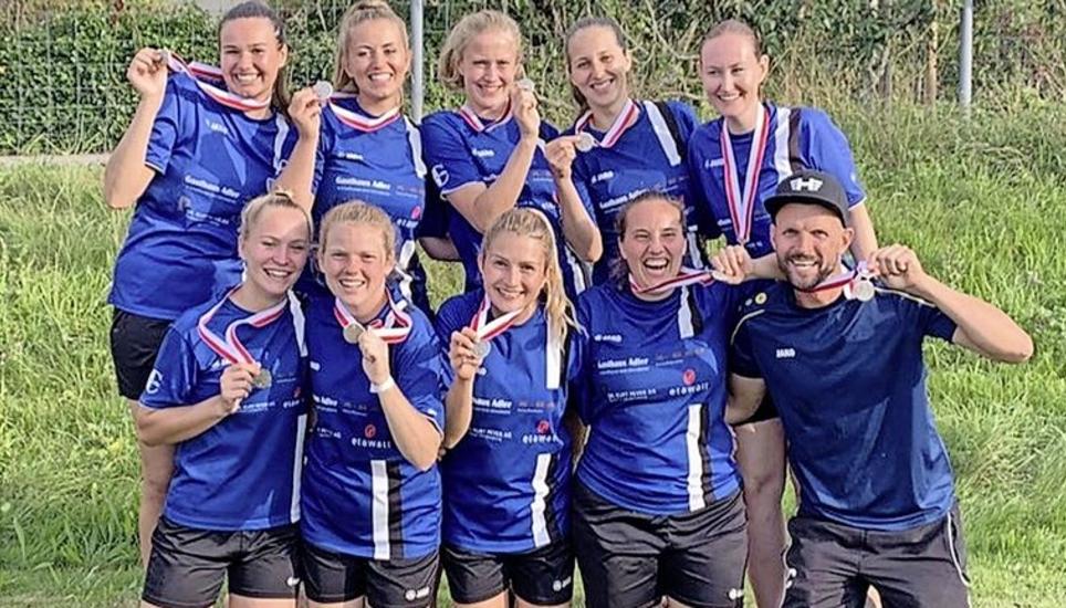 Korbball Buchthalen grüsst als NLA-Club (hintere Reihe v.l.): Nadina Siegrist, Meike Bieschke, Helen Rosenast, Laura Heinz, Corinne Metzger; (vordere Reihe v.l.): Alina Waldvogel, Alba Blatter, Miriam Maron, Isabelle Kohler, Nicolas Kuhn (Coach). Bild: zvg