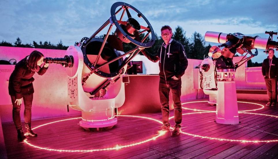 Dominique Hänggi, CO-Präsidentin der NGSH, und Philip Riesen, Leiter der Sternwarte Schaffhausen, gestern Abend vor den neuen Teleskopen. Bild: Evelyn Kutschera