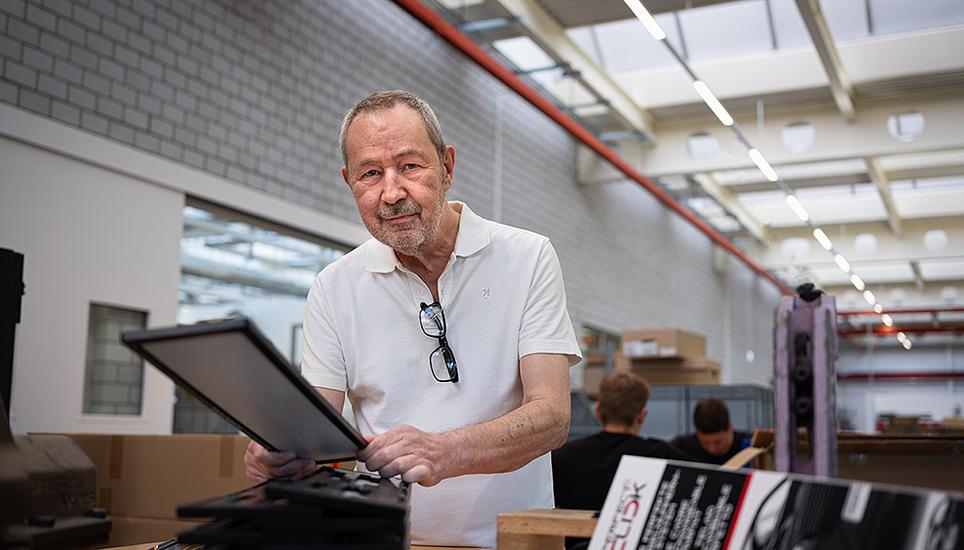 altra-Mitarbeiter Roger Hochuli arbeitet in der «Perfect Click»-Fertigung. Er freut sich über den Erfolg des Produktes. Bild zvg/Peter Schäublin