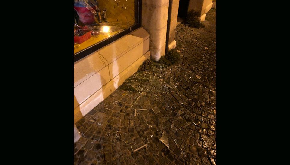 Beim Flaschenwurf entstand ein Sachschaden von mehreren tausend Franken. Bild: SHpol