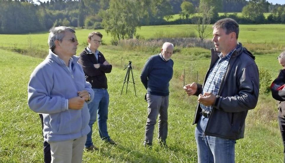 Daniel Vetterli (rechts) diskutiert mit dem Wagenhauser Gemeinderat Markus Nyffeler. Bild: Thomas Güntert