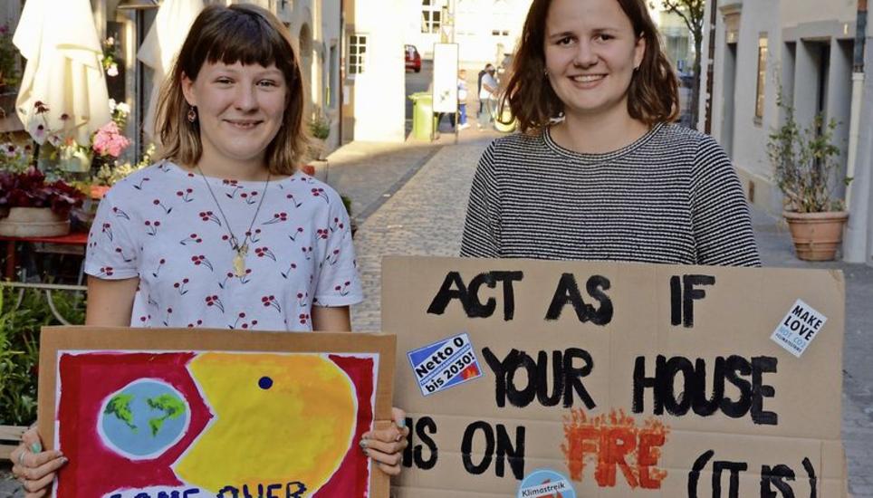 Die 16-jährige Fiona Dal Cero (links) und die 19-jährige Sophie Wernli sind Mitglieder der Klimastreikgruppe in Schaffhausen, die sich für eine nachhaltigere Umweltpolitik einsetzt. Bild: Fabienne Niederer