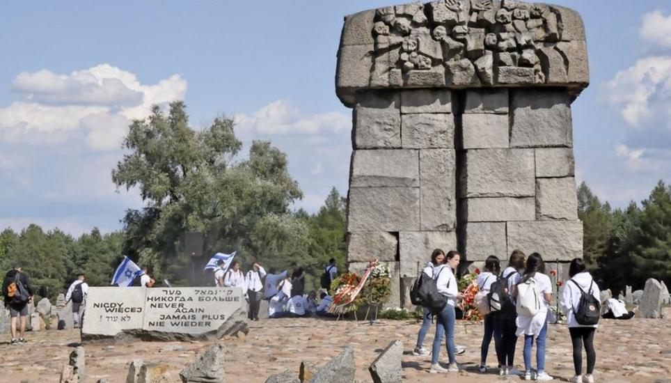 Wo einst das Krematorium stand, erhebt sich heute das Mahnmal auf dem weitläufigen Gelände der Gedenkstätte des Vernichtungslagers Treblinka in Polen. Bild: Alfred Wüger